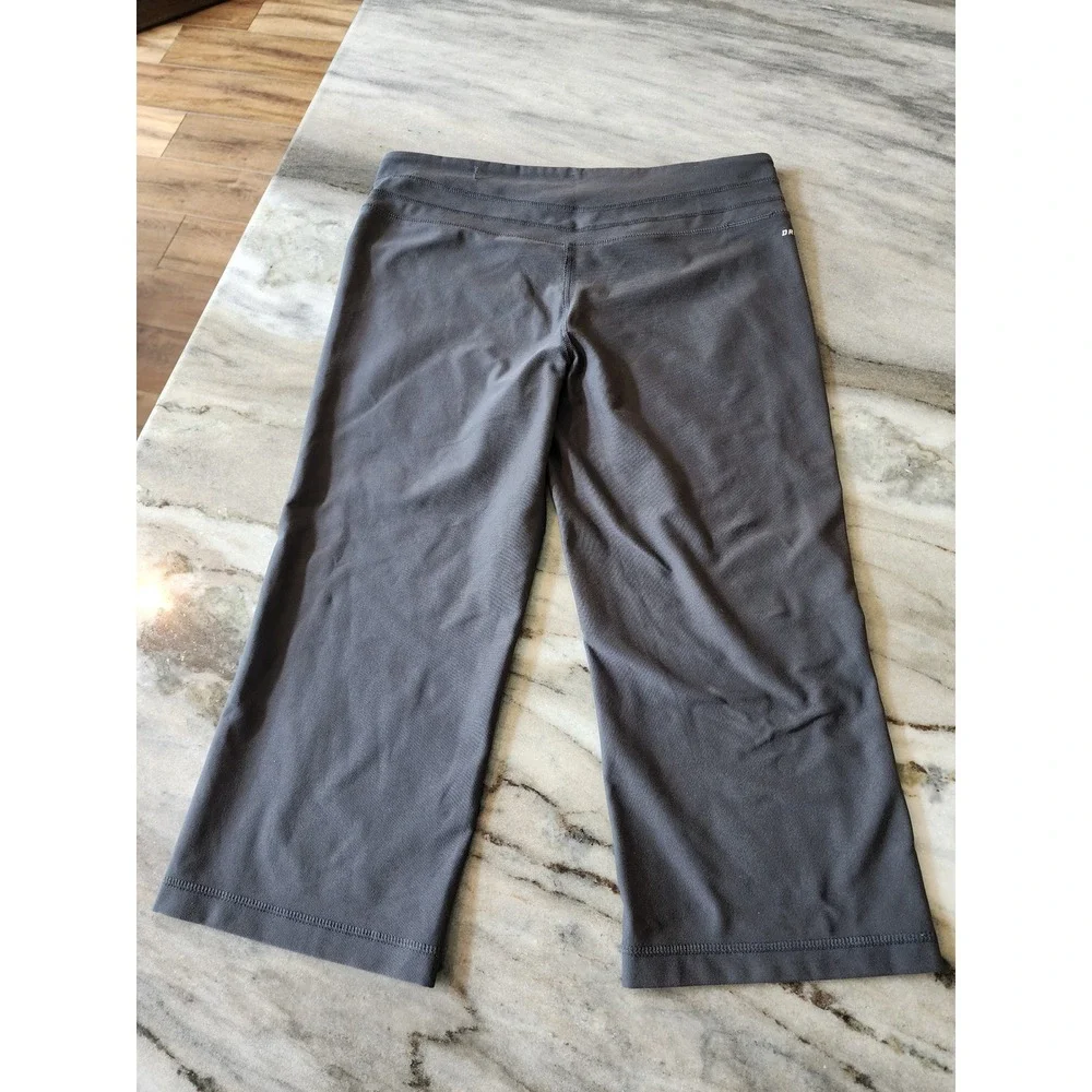 Nike Dri-FIT Womens Gray Capri Athletic Pants Wide Leg Crop Yoga Size M